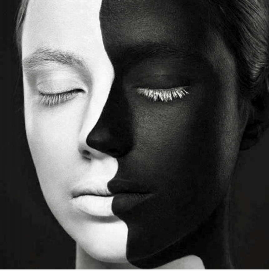Une photo en noir et blanc d'un visage de femme capturant La spiritualité créatrice.