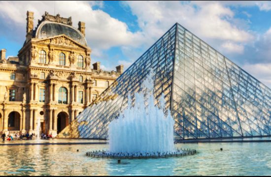Le Musée du Louvre à Paris présente une superbe collection, complétée par une fontaine sereine devant lui.