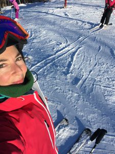 Une femme sur des skis au Beatnik Hôtel prenant un selfie.