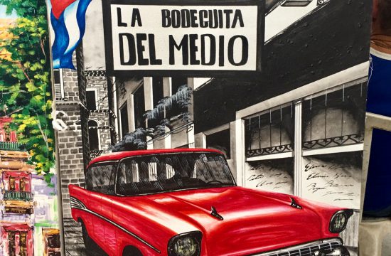 Une peinture représentant une voiture rouge devant un immeuble à La Havane.