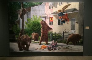Une peinture de Kent Monkman représentant des ours dans une rue devant une maison.
