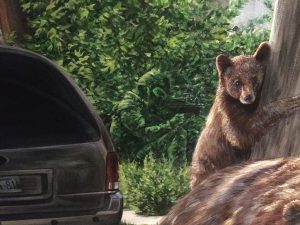 Une peinture de Kent Monkman représentant un ours et une voiture à côté d'un arbre.