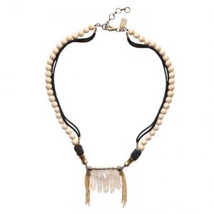 Un collier avec des pompons et des perles, s'inscrivant dans la tendance mode.