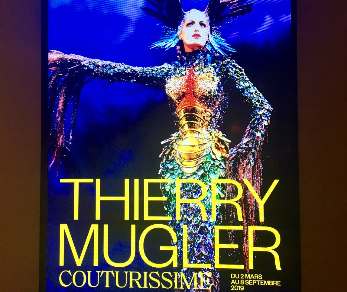 Une affiche fascinante mettant en valeur la couture de Mugler.