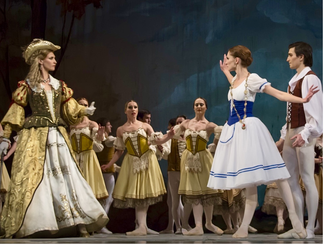 Le ballet Giselle interprété par un groupe de danseurs de ballet en costumes sur scène.