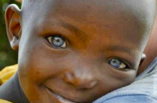Un jeune garçon aux yeux bleus serre une personne dans ses bras dans un instant de La spiritualité créatrice.