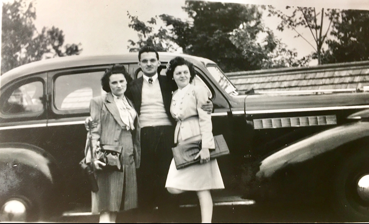 Trois femmes posant devant une voiture La célèbre Packard 1940.