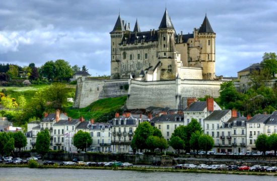 Un château avec un terroir se dresse au sommet d'une colline surplombant la Loire.