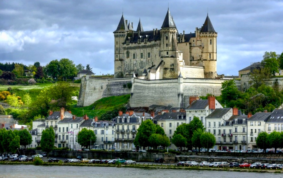 Un château avec un terroir se dresse au sommet d'une colline surplombant la Loire.