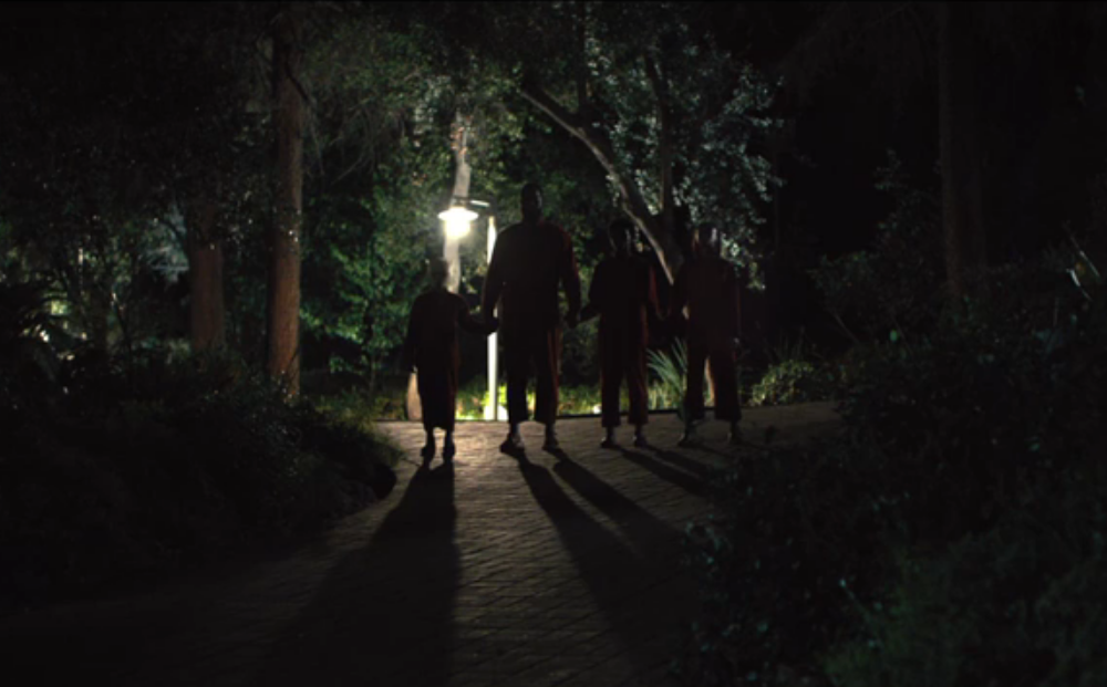 Un groupe d’Américains marchant sur un chemin la nuit.