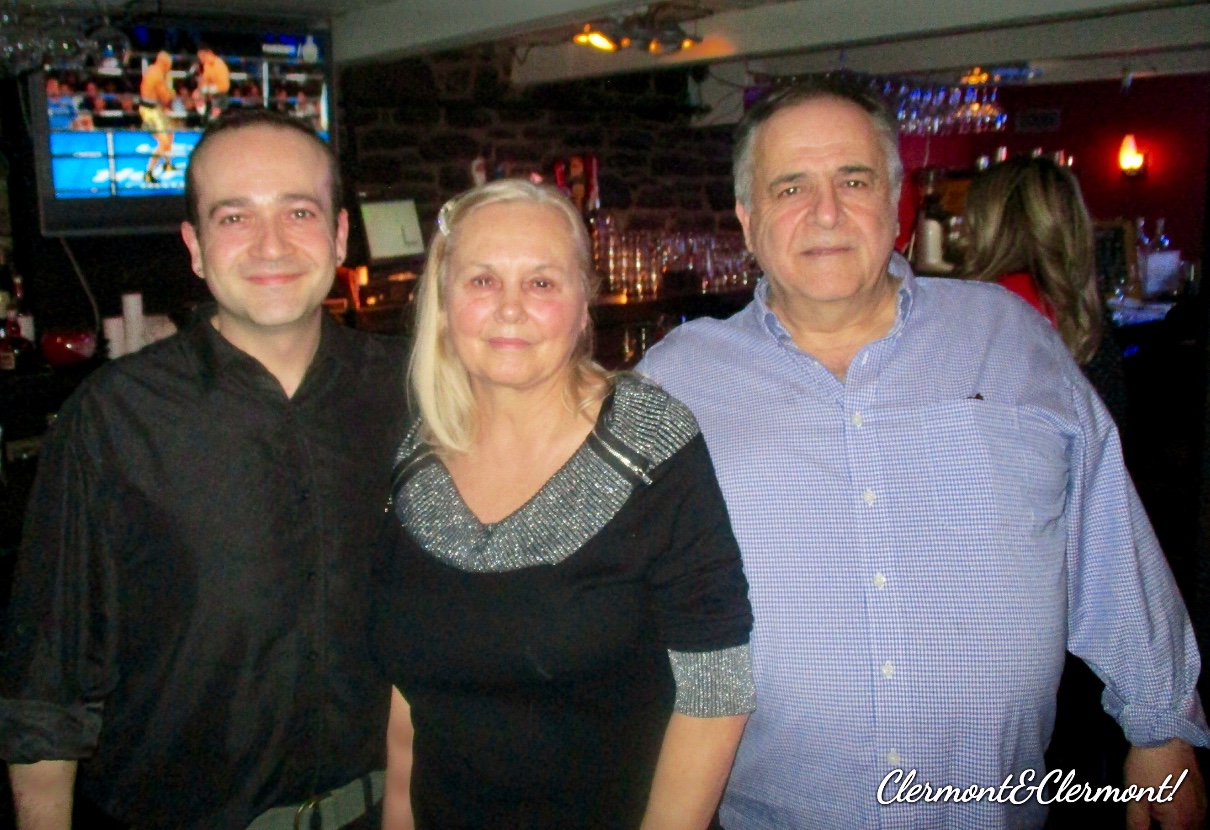 Trois personnes posant pour une photo chez Éric & Fils, un bar du Vieux-Montréal.