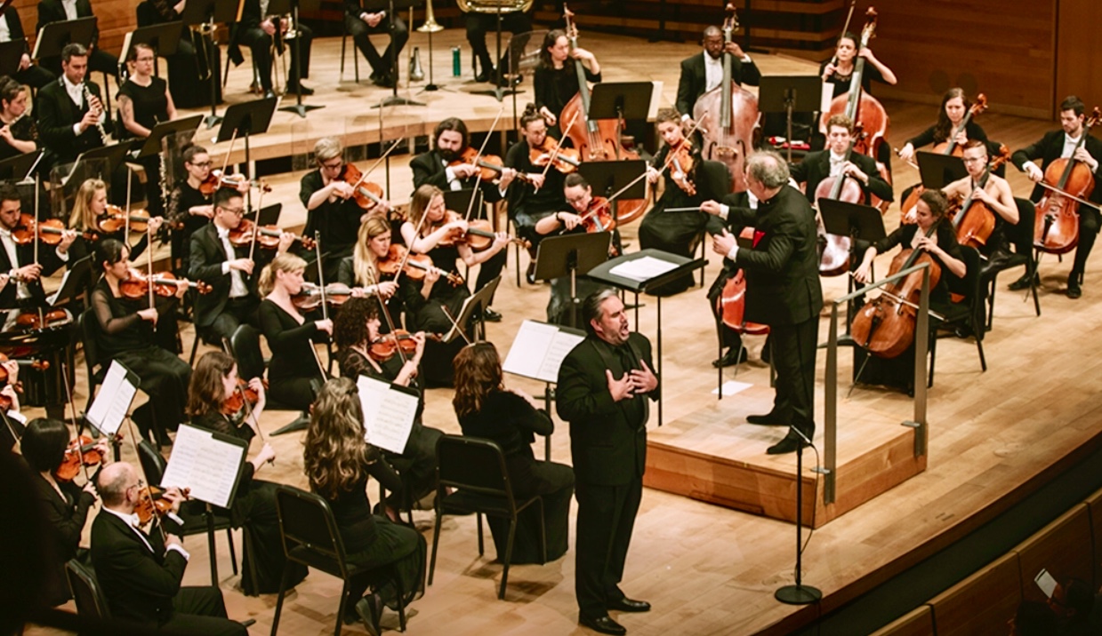 Orchestre Classique de Montréal : orchestre symphonique avec chef et orchestre.