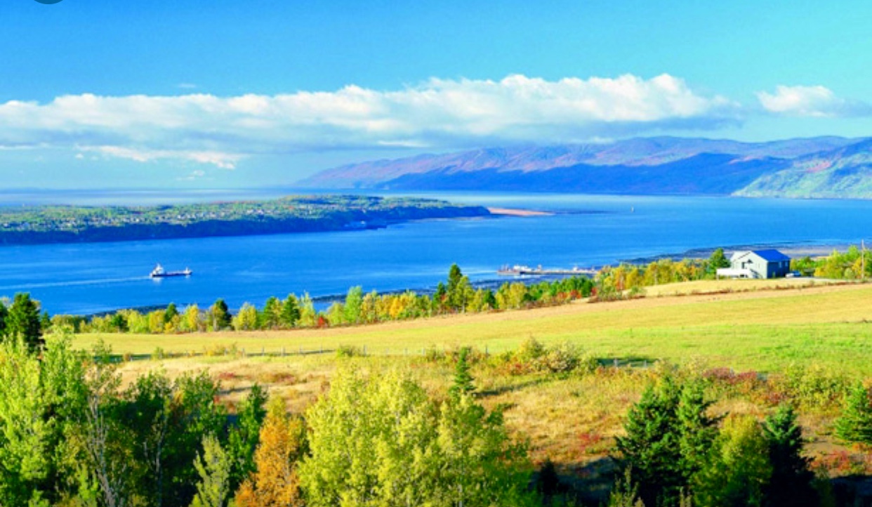 Une vue pittoresque sur un lac et des montagnes de Charlevoix.