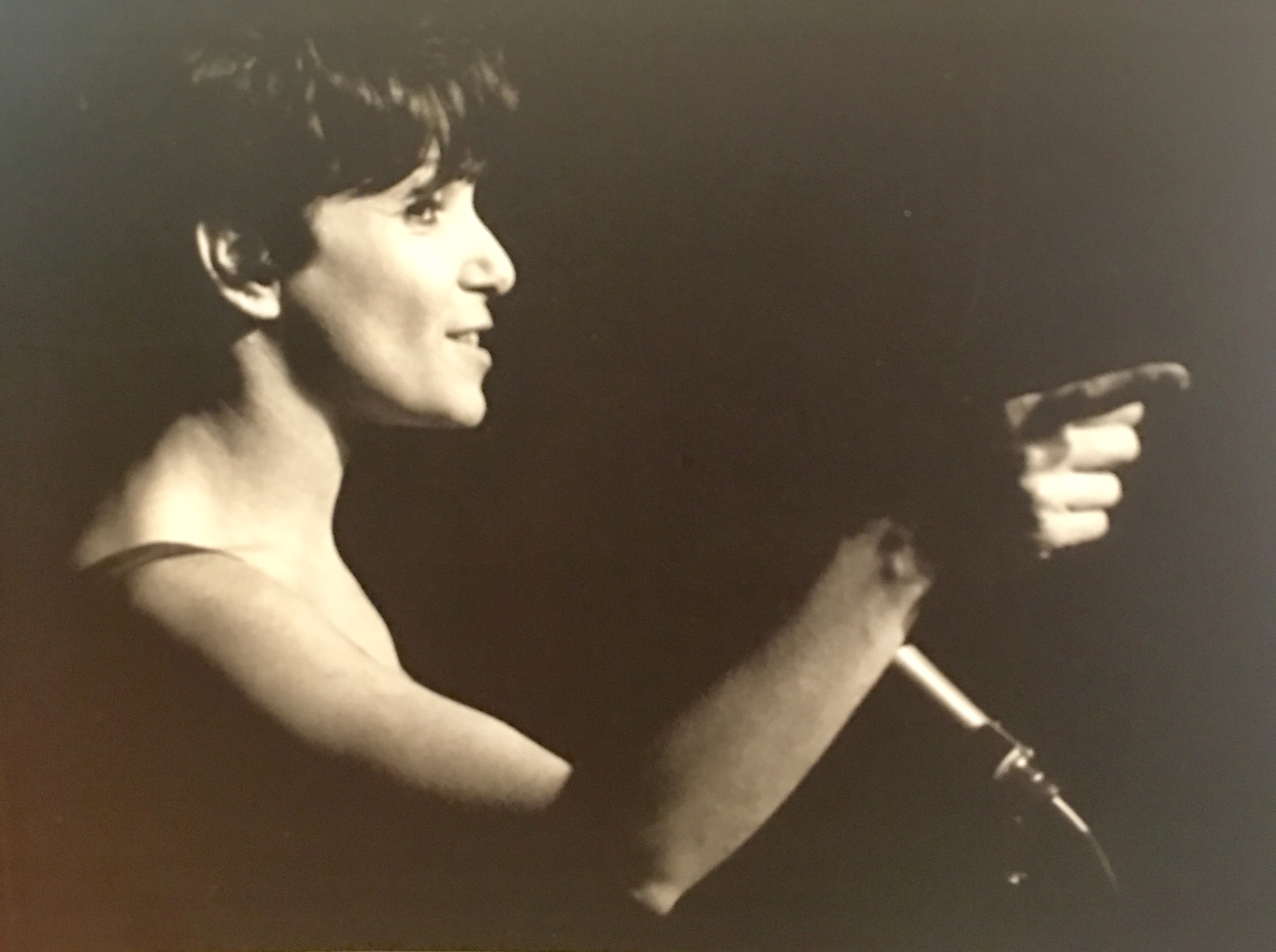 Monique Leyrac, une photo en noir et blanc la montrant tenant un micro.
