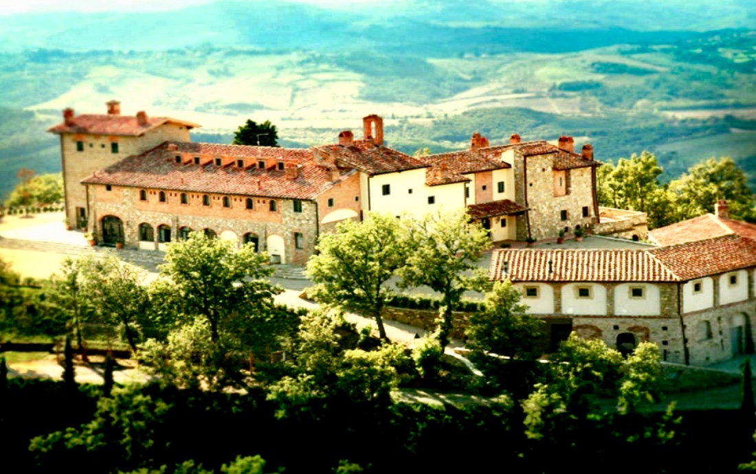 Un château de Ruffino se trouve au sommet d'une colline en Toscane.