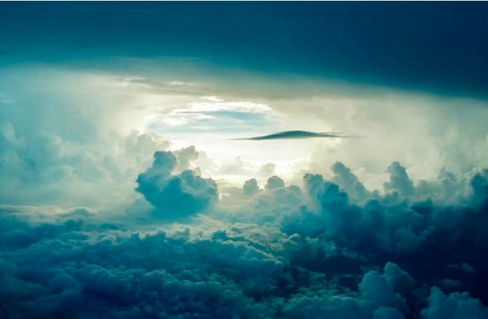 La spiritualité créatrice : Un ciel bleu avec des nuages et un trou dans les nuages.