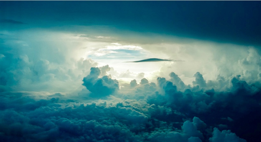 La spiritualité créatrice : Un ciel bleu avec des nuages et un trou dans les nuages.