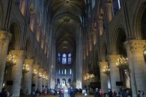 Notre-Dame de Paris, l'intérieur d'une cathédrale.