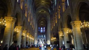 L'intérieur de Notre-Dame de Paris.