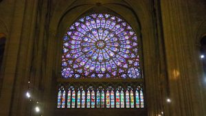 Un grand vitrail de la cathédrale Notre-Dame de Paris.