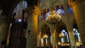 L'intérieur majestueux de Notre-Dame de Paris, orné de superbes vitraux.
