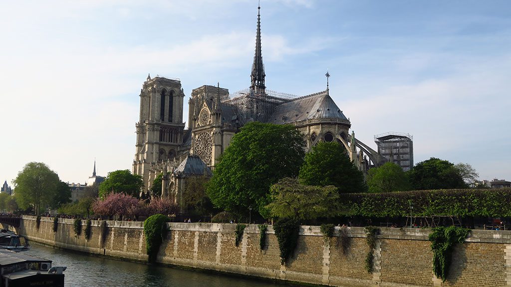 Notre-Dame de Paris, une grande cathédrale au bord d'un fleuve.