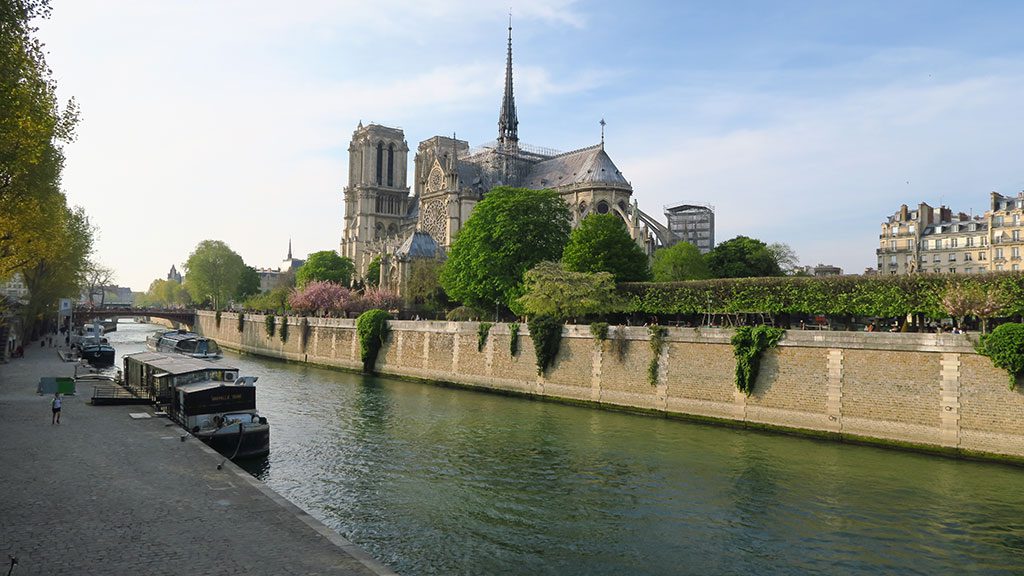 Notre-Dame de Paris est une célèbre cathédrale située au cœur de Paris.