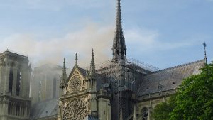La flèche de la cathédrale Notre-Dame de Paris est en feu.