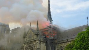 La flèche de la cathédrale Notre-Dame de Paris est ravagée par les flammes.