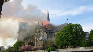 La cathédrale Notre-Dame de Paris, en France, a été ravagée par un incendie dévastateur.