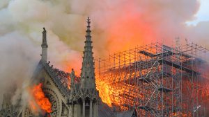 La cathédrale Notre-Dame de Paris à Paris est en feu.