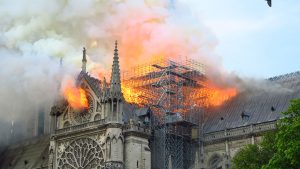 La cathédrale Notre-Dame de Paris est en feu.