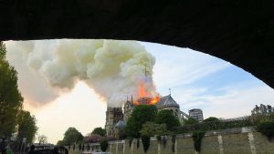Du haut de Notre-Dame de Paris, un grand incendie ravage la cathédrale.
