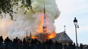Les visiteurs de Notre-Dame de Paris assistent à un grand incendie depuis le haut du bâtiment.