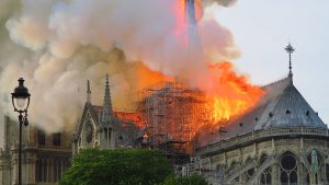 La cathédrale Notre-Dame de Paris à Paris est en feu.