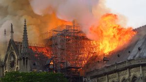 La cathédrale Notre-Dame de Paris est ravagée par les flammes.