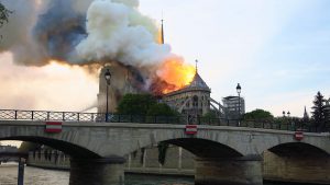 L'emblématique cathédrale Notre-Dame de Paris est ravagée par les flammes, soulevant d'épais panaches de fumée dans le ciel.