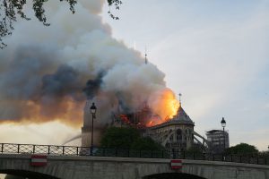 L'emblématique cathédrale Notre-Dame de Paris est tragiquement ravagée par les flammes à Paris, en France.