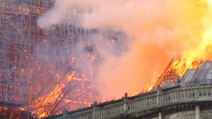 La flèche de Notre-Dame de Paris est en feu.