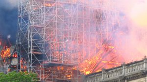 La cathédrale Notre-Dame de Paris est en feu.