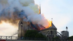 La cathédrale Notre-Dame de Paris est en feu à Paris, France.