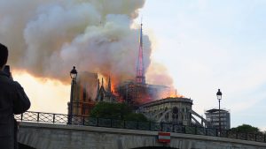 Un homme capture une image de Notre-Dame de Paris en flammes.