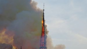 La flèche de la cathédrale Notre-Dame de Paris est en feu.