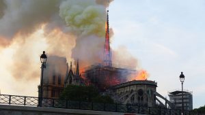 La cathédrale Notre-Dame de Paris prend feu en France.