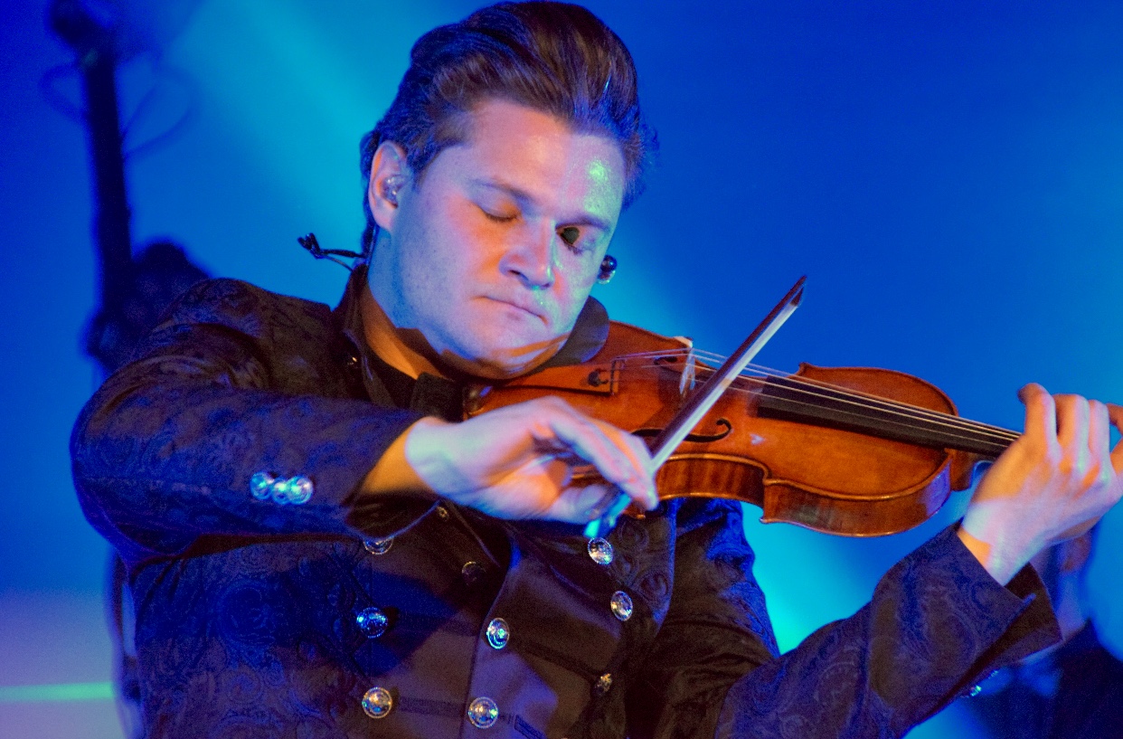 Alexandre Da Costa joue passionnément du violon sur scène.