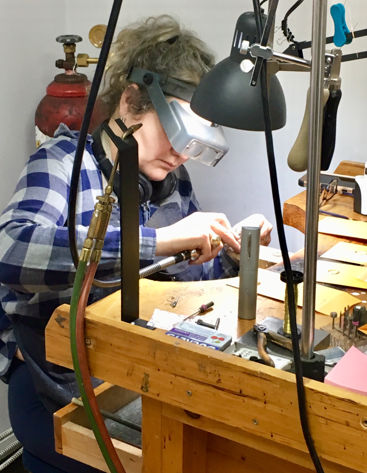 Kate Hubley, une femme travaillant sur un bijou dans un atelier.