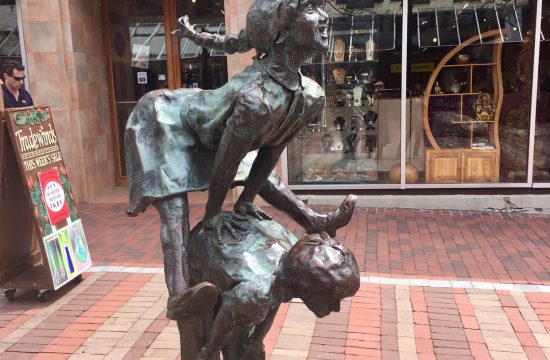 Une statue en bronze d'un garçon et d'une fille dans le Vermont.