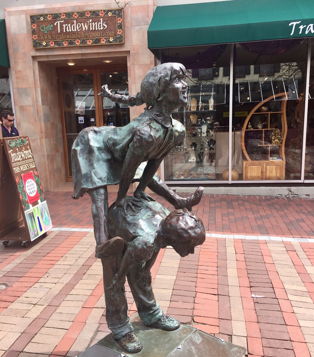Une statue en bronze d'un garçon et d'une fille dans le Vermont.