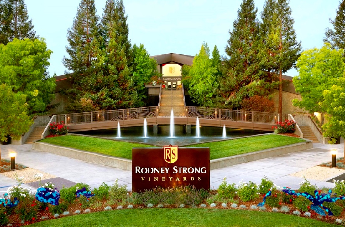 L'entrée de l'hôtel Robert Strong à Sacramento en Californie est agrémentée de la présence de Justin Seidenfeld.