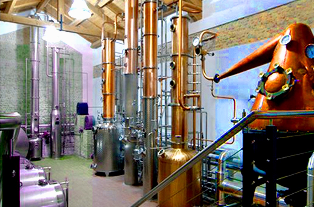 Une salle remplie d'alambics en cuivre dans une distillerie, mettant en valeur la magnifique grandeur d'âme et la créativité inspirée par Sandro Bottega.